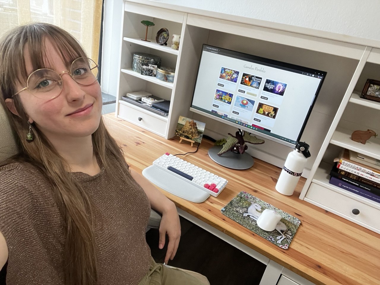 https://ddetdn57jsw93.cloudfront.net/headers/Blogs/Bruna-at-office.jpg